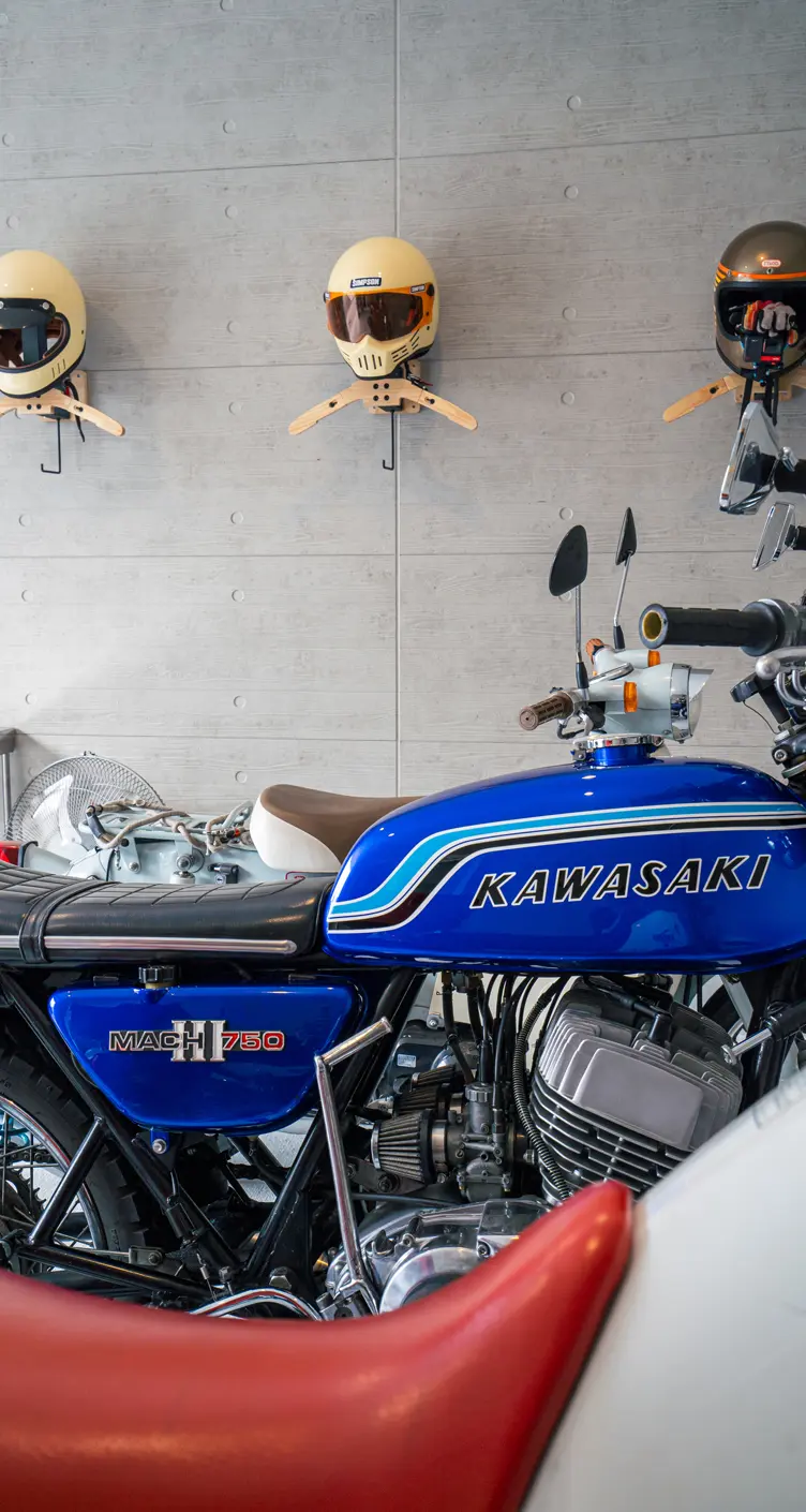 ガレージに駐車したバイクと壁にあるヘルメットハンガー